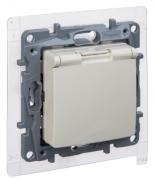 Legrand Etika Слоновая кость Розетка с/з со шторками с крышкой IP44