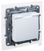 Legrand Etika Белый Розетка с/з со шторками с крышкой IP44